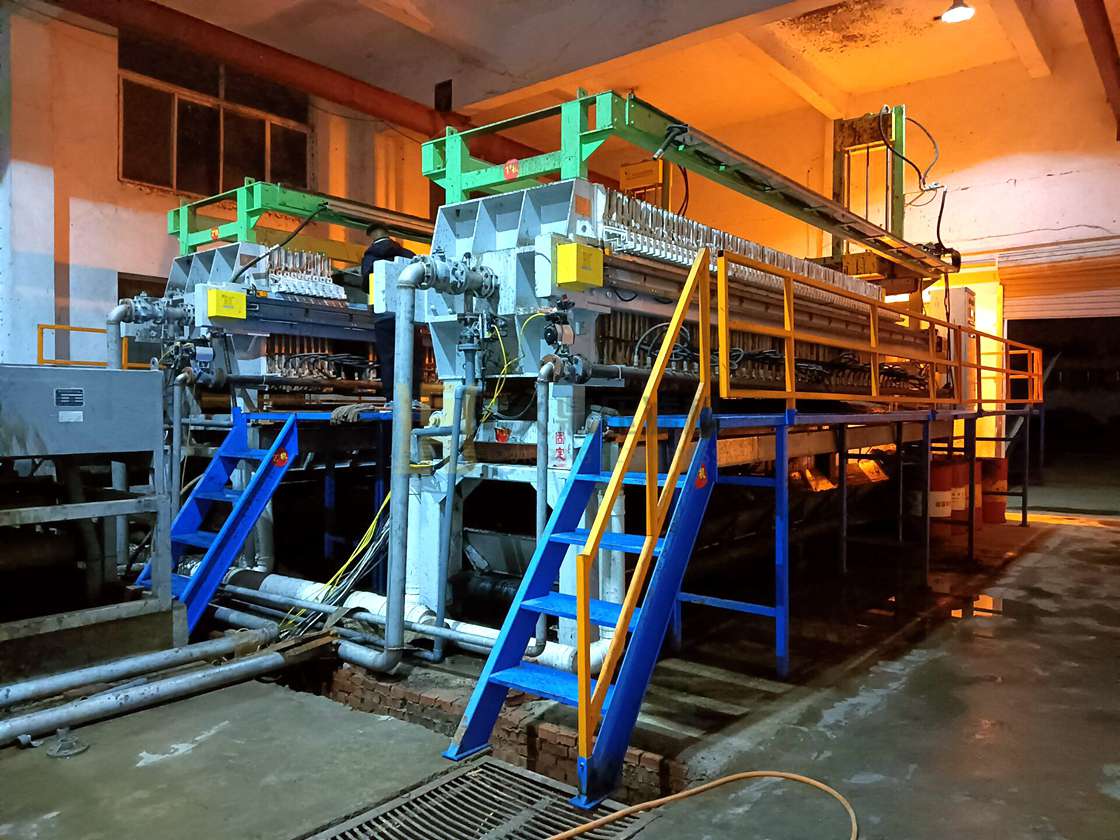 四川宣漢縣某污水處理廠現場，使用250平方全自動水沖洗隔膜壓濾機2臺 (2).jpg