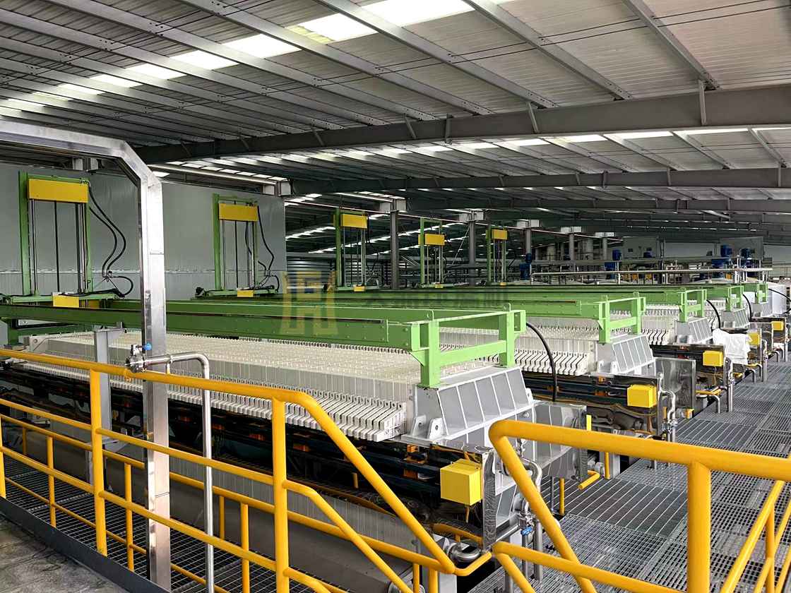 重慶某食品廠處理果汁廢水現(xiàn)場(chǎng)，使用400平方全自動(dòng)水沖洗隔膜壓濾機(jī)5臺(tái) (2).jpg