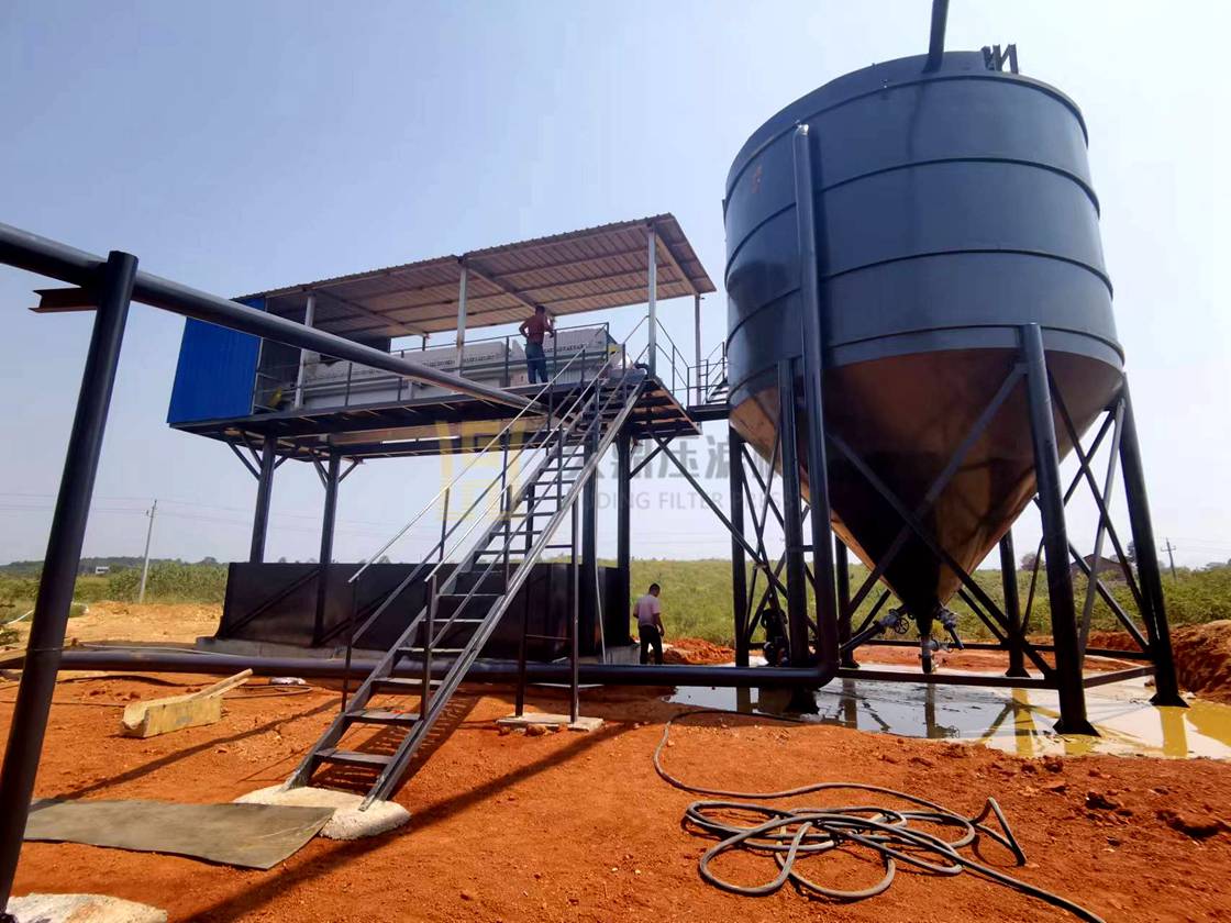 湖北某洗沙場污水處理現(xiàn)場，使用250平方高效快開壓濾機一臺 (2).jpg