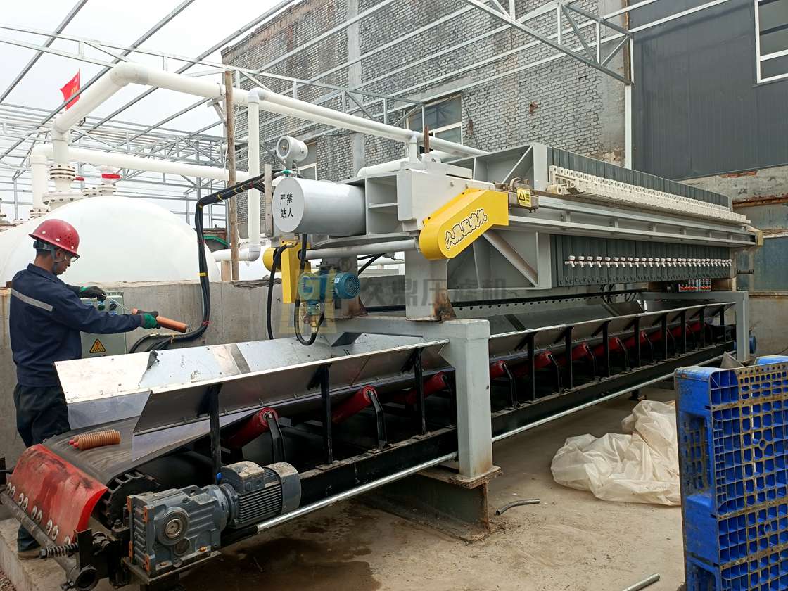 湖北某化工廠污水處理現(xiàn)場，使用250平方皮帶輸送一體壓濾機(jī)一臺 (2).jpg