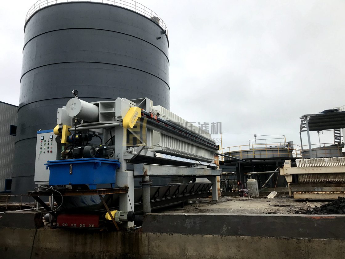 湖南某造紙廠污水處理現(xiàn)場，使用150平方皮帶輸送一體壓濾機一臺 (2).jpg