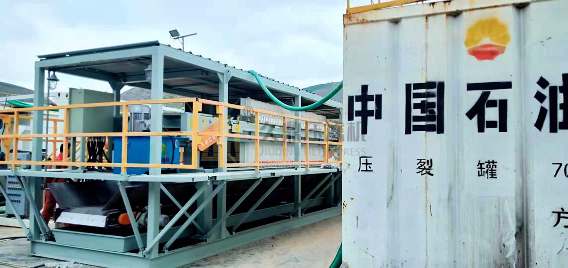 甘肅慶陽油田廢水處理現(xiàn)場，使用150平方泥漿不落地壓濾機一臺 (2).jpg