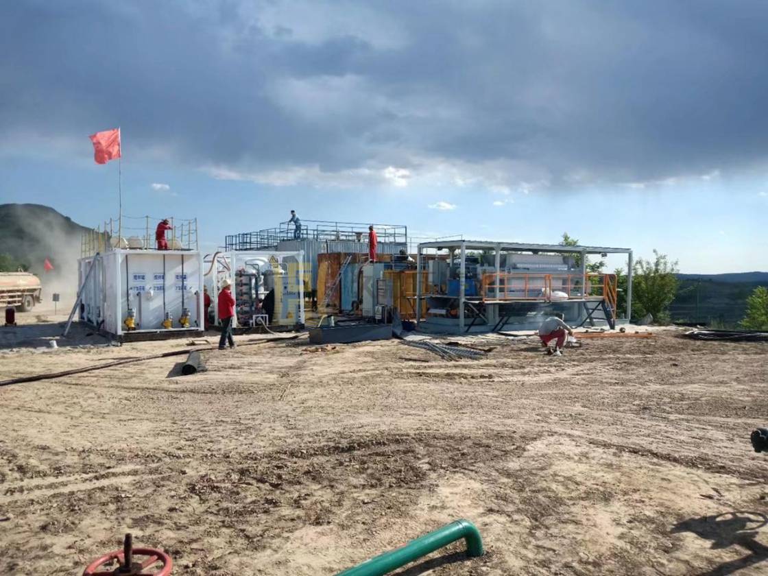 甘肅慶陽油田廢水處理現(xiàn)場(chǎng)，使用150平方泥漿不落地壓濾機(jī)一臺(tái) (2).jpg
