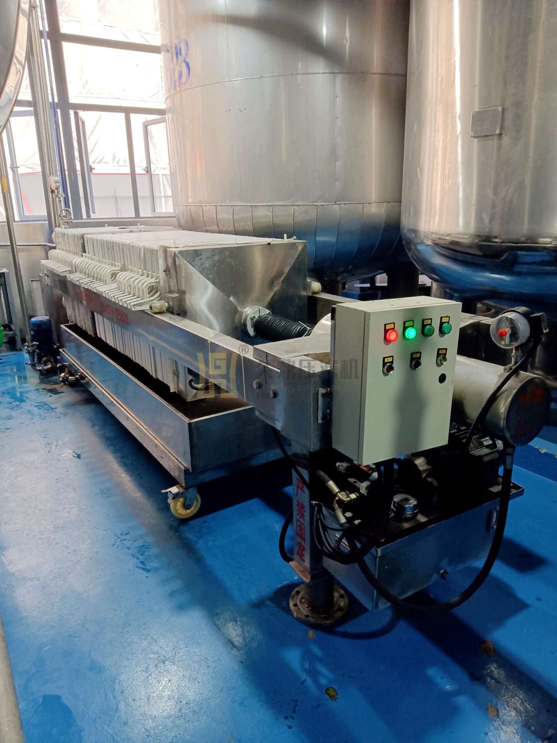 食品食用油過濾現(xiàn)場，使用30平食品級壓濾機一臺 (2).jpg