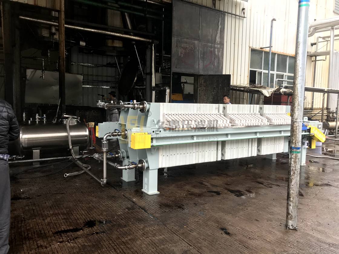 某化妝品行業(yè)使用70平方自動拉板密閉式壓濾機(jī)一臺 (2).jpg